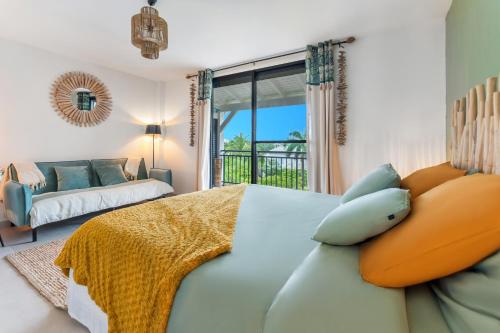 a bedroom with a bed and a large window at Charmant duplex moderne proche plage Anse Marcel in Anse Marcel 