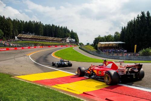 a race car driving on a race track at Sweet home 9G in Sprimont