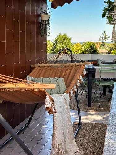 Casa Bole, rustic-chic attic with lake glimpseにあるバルコニーまたはテラス