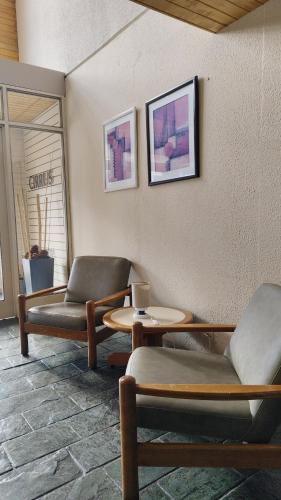a waiting room with two chairs and a table at Cómodo departamento en las leñas in Las Lenas