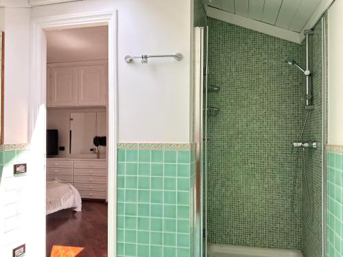 Casa Bole, rustic-chic attic with lake glimpseにあるバスルーム