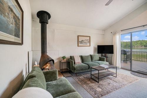 Ruang duduk di Cozy and Newly Updated Townhouse on Lake Martin