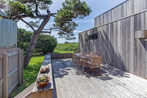 Zahrada ubytování Grateful Getaway with Fireplace and Scenic Views