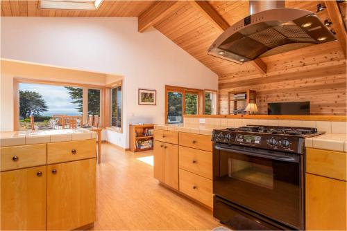 Kuchyň nebo kuchyňský kout v ubytování Lovely Views - Walk To Shell Beach