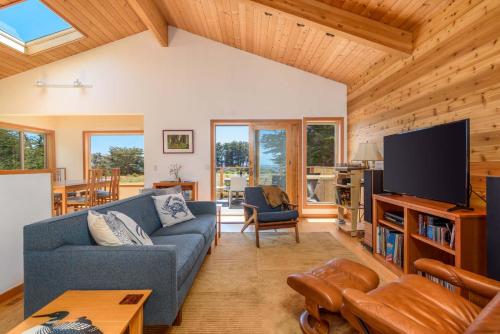 TV a/nebo společenská místnost v ubytování Lovely Views - Walk To Shell Beach