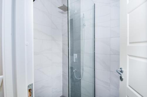 Ένα μπάνιο στο Daisy Katani Homes