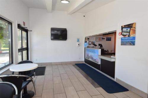 a waiting room with a counter and a table and chairs at Motel 6-Hamburg, NY in Hamburg
