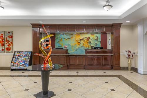 a lobby with a table with an orange sculpture on it at Best Western Plus Waxahachie Inn & Suites in Waxahachie