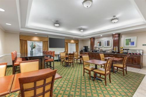 a restaurant with tables and chairs and a bar at Best Western Plus Waxahachie Inn & Suites in Waxahachie
