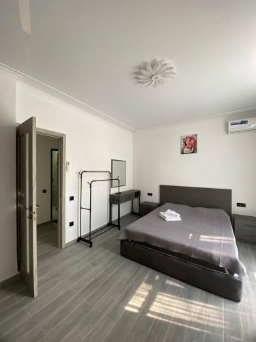 a bedroom with a large bed in a room at Magnetoria in Urekis Sadguri