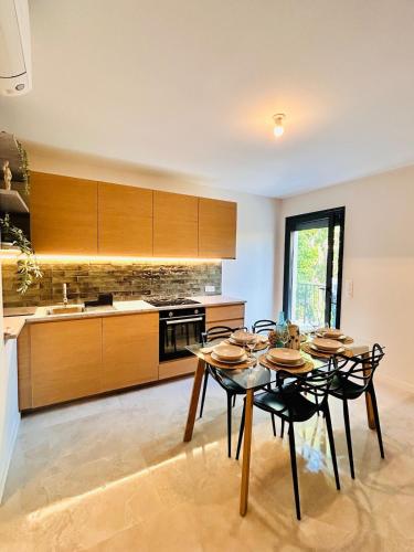 カーニュ・シュル・メールにあるSuite Èze - Coliving, Parking & Breakfastのテーブルと椅子のあるキッチン
