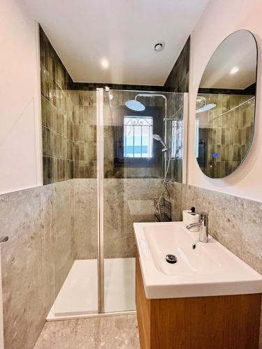 カーニュ・シュル・メールにあるSuite Èze - Coliving, Parking & Breakfastの洗面台とシャワー付きのバスルーム