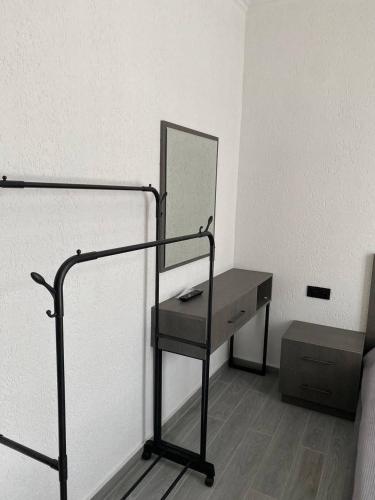 a mirror and a desk in a room at Magnetoria in Urekis Sadguri