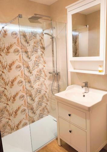a bathroom with a shower and a sink at Ático en Toro - Parque de La Golosina in Toro