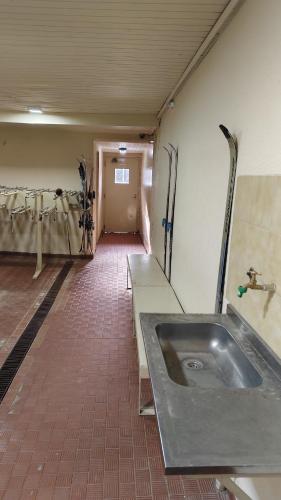 a bathroom with a sink in the middle of a room at Cómodo departamento en las leñas in Las Lenas