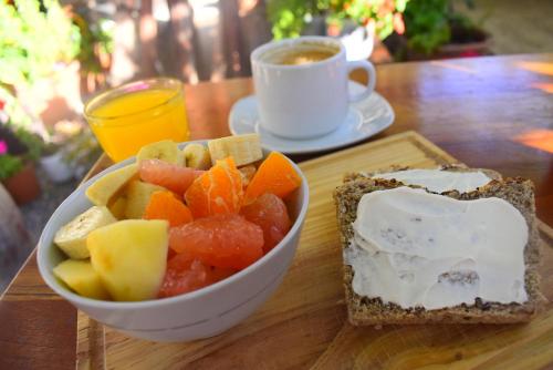 CalileguaにあるBenitez Hosteríaの- フルーツボウル、コーヒー1杯(テーブル上)