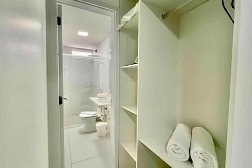 a small bathroom with a shower and a toilet at Flat pé na areia c/vista 406B Branco Haus -MyFlats in Tambaú