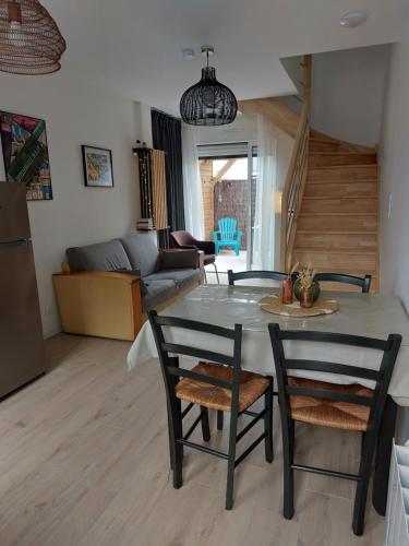 ヴァンヌにあるPetite dépendance terrasse proche centreのテーブルと椅子のあるキッチンとリビングルーム