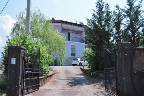 a gate to a driveway in front of a house at Villa Lilla 3 in Bigliolo