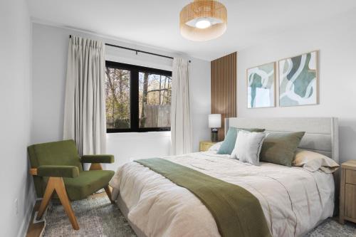 Ένα ή περισσότερα κρεβάτια σε δωμάτιο στο NEW Bay Shore Retreat Mins to Downtown TC 7345