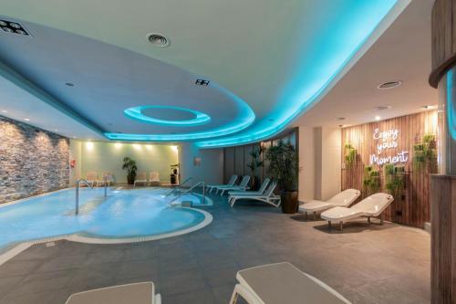 a wellness room with a large hot tub at Marriott Hotel Buenos Aires Ezeiza Airport in Ezeiza