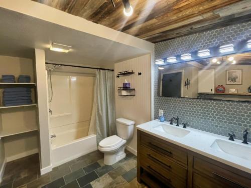 Ένα μπάνιο στο Mountain Serenity Retreat - Larkspur Retreat