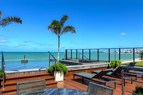 patio con vista sulla spiaggia di Flat pé na areia Alta Garden - MyFlats Hospedagens a João Pessoa