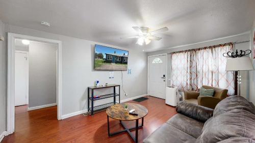 Μια τηλεόραση ή/και κέντρο ψυχαγωγίας στο Convenient One bedroom with king bed near DIA