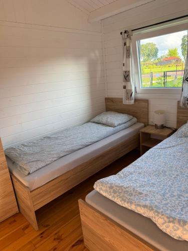 Postel nebo postele na pokoji v ubytování Domek z widokiem na jezioro
