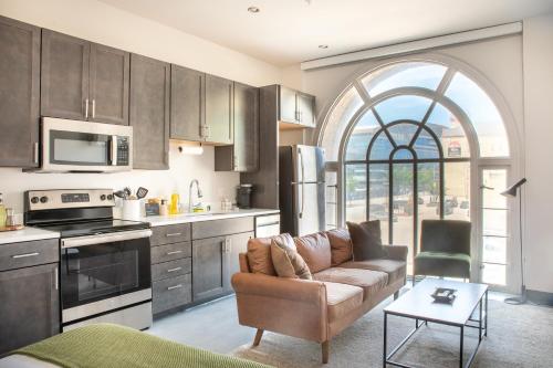 ミルウォーキーにあるDeer District Studio Apt - One Block from Fiserv & Bairdのキッチンにソファのあるリビングルーム