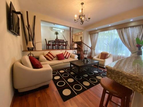 a living room with a couch and a table at Grupo Hotelero Panoramico in Ciudad Victoria