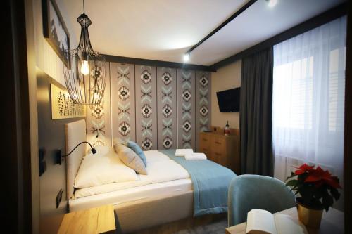 a bedroom with a bed and a desk and a chair at Dom Wypoczynkowy u Czerników in Białka Tatrzanska