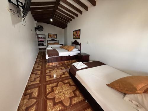 a room with two beds in a room at Hotel Balcon Tamesino in Támesis