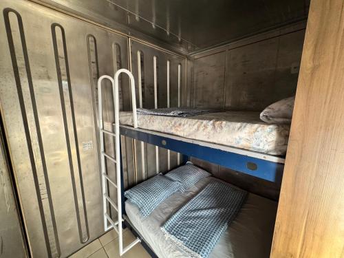 a couple of bunk beds in a room at Pousada Container Guarda do Embaú in Palhoça