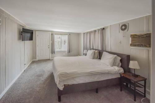 Federal HeightsにあるSpacious ranch on large lot near water worldの白いシーツと枕が付いた大きなベッドのある寝室