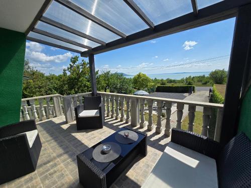 Photo de la galerie de l'établissement no 109 Holiday house Beautiful View with pool, à Balatongyörök