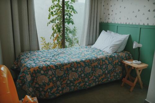una camera con letto, cuscino e tavolo di Casa em Ipioca | piscina, área gourmet, Hibiscus Beach Club a Ipioca