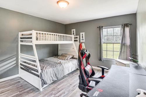 Un dormitorio con una litera blanca y un escritorio. en Hike, Fish and Explore Retreat in Silver Springs!, en Silver Springs