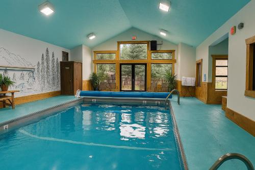 Πισίνα στο ή κοντά στο Yellowstone Village Inn and Suites