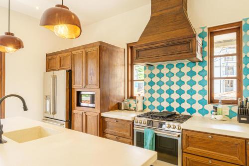 Cuisine ou kitchenette dans l'établissement Casa Brisa At Las Catalinas