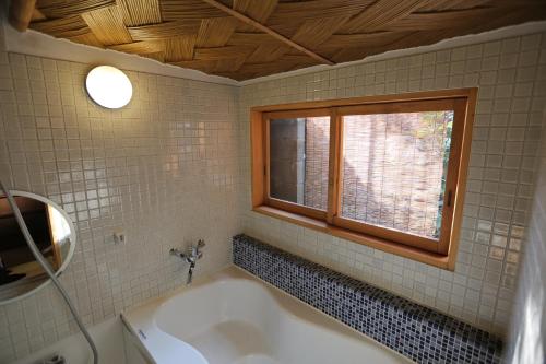 a bath tub in a bathroom with a window at Kotoan - Vacation STAY 61506v in Kyoto