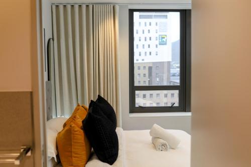 Et opholdsområde på Modern 1 Bedroom at Foreshore Place Mountain Views & Walk to V&A