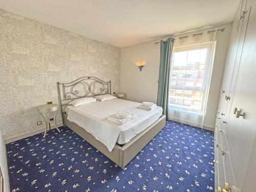 Panoramic Pebbles Azur في نيس: غرفة نوم بها سرير ونافذة كبيرة