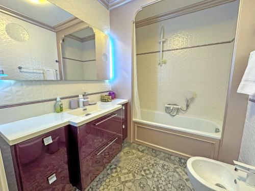 Panoramic Pebbles Azur في نيس: حمام مع حوض وحوض استحمام ومرحاض