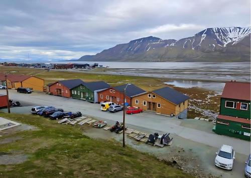 an aerial view of a village with houses and cars at Koselig rekkehus i Longyearbyen in Longyearbyen