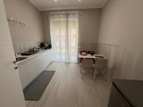 a kitchen with a table and chairs in a room at Maison Aielli 112 in San Giuseppe Vesuviano