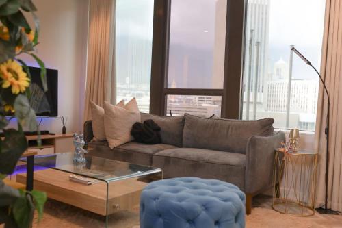 salon z kanapą i szklanym stołem w obiekcie Capetown City Living 1Bedroom Stay at Foreshore Place w Kapsztadzie