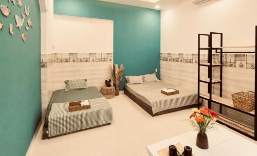a bedroom with two beds in a room at Là Nhà Homestay Phan Thiết - Nguyên căn 4 phòng ngủ, gần biển, có bếp, BBQ in Phan Thiet