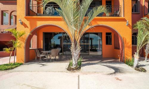 a palm tree in front of a building at Hotel Palmas De Cortez in Los Barriles