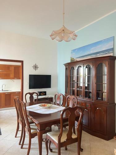 a dining room with a table and chairs and a tv at Aurora House in Càbras